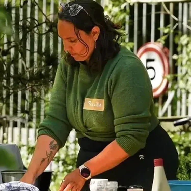 Priscilla Av&ocirc;t, oprichtster van Foodies & Family, tijdens een buitenactiviteit met kinderen
